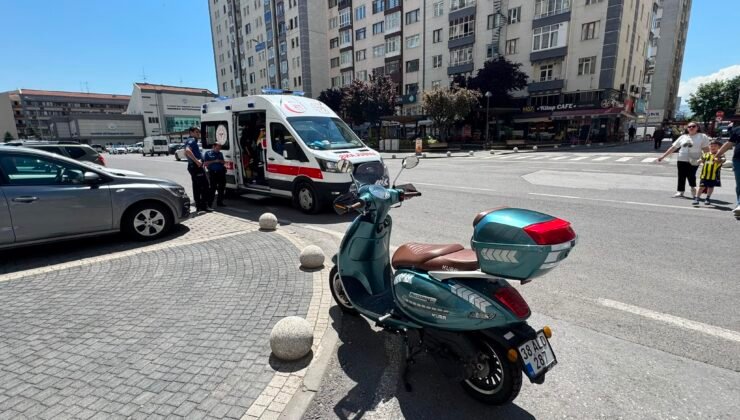 Hafif ticari araç ile motosiklet çarpıştı; baba ile kızı yaralandı