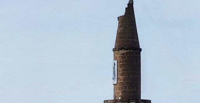 Yıldırım Düşen Cami Minaresi Zarar Gördü