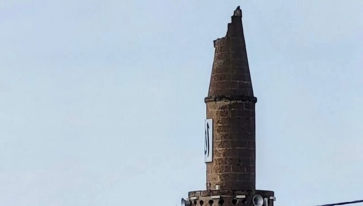 Yıldırım Düşen Cami Minaresi Zarar Gördü