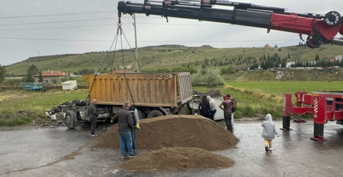 Tren ile Kamyon Çarpıştı: 2 Yaralı