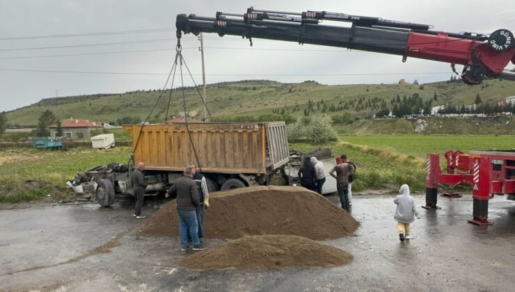 Tren ile Kamyon Çarpıştı: 2 Yaralı