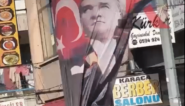 Kayseri’de Atatürk posterindeki 6 ok görseli kesildi; Yeni Parti’den provokasyon açıklaması
