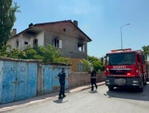 Kayseri’de 2 katlı binada yangın