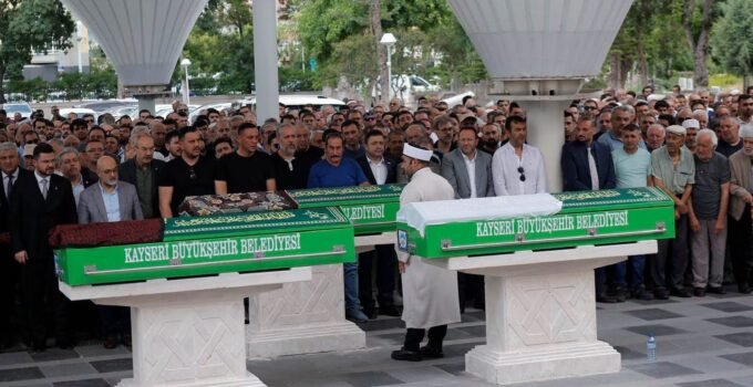 Mimarsinan OSB Başkanı Mehmet Arar’ın babası son yolculuğuna uğurlandı