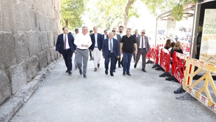 Başkan Büyükkılıç, Cumhuriyet Meydanı’ndaki yenileme çalışmalarını inceledi