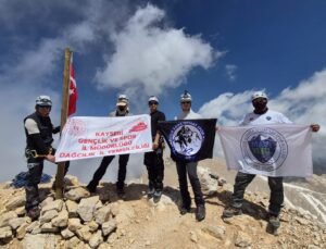Dağcılar Aladağlar’da 10 zirveye ulaştı