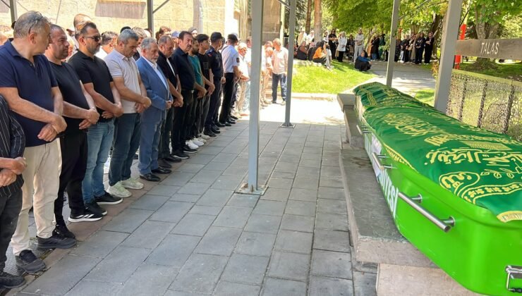Afyonkarahisar’daki kazada yaşamını yitiren anne ile 8 aylık bebeği, Kayseri’de son yolculuğuna uğurlandı