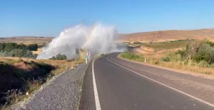 Bünyan’da su borusu patladı, metrelerce yükselen su kamerada