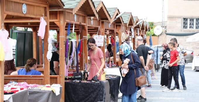 Maharetli Eller Pazarı Bu Pazar da Ziyaretçilerini Bekliyor