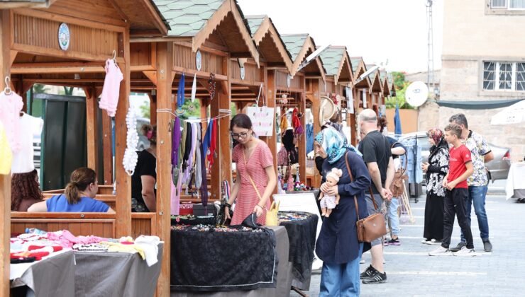 Maharetli Eller Pazarı Bu Pazar da Ziyaretçilerini Bekliyor