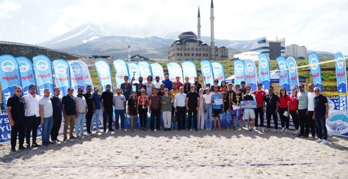 Erciyes’te 2 bin 200 metrede plaj voleybolu heyecanı