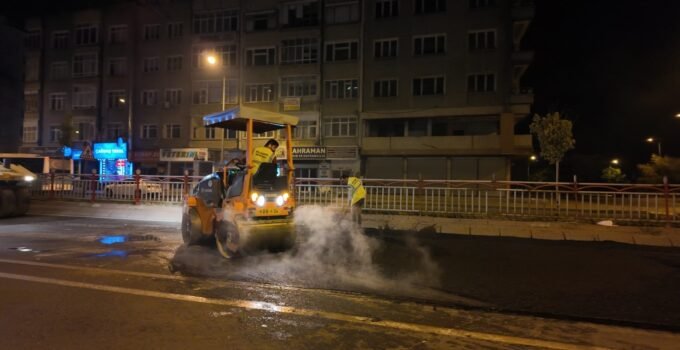 Büyükşehir’den Yoğunburç alt geçidinde gece yarısı asfalt mesaisi