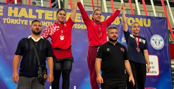 Yağmur Bulut, halterde Türkiye şampiyonu oldu