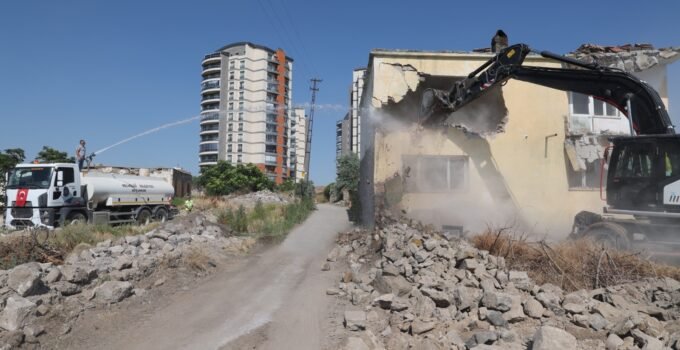 Köşk Mahallesi’nde kentsel dönüşüm için yıkım sürüyor