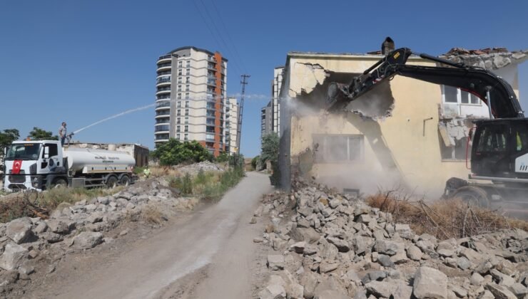 Köşk Mahallesi’nde kentsel dönüşüm için yıkım sürüyor