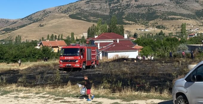 Yahyalı’da ot yangını korkuttu: Alevler evlere ulaşmadan söndürüldü