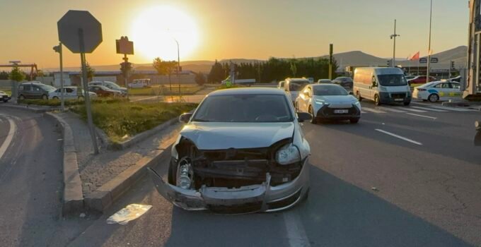 Kayseri’de hafif ticari araç ile otomobil çarpıştı: 4 yaralı