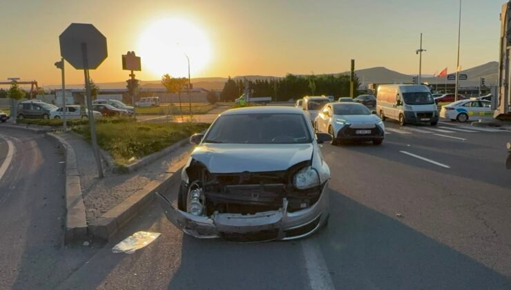 Kayseri’de hafif ticari araç ile otomobil çarpıştı: 4 yaralı