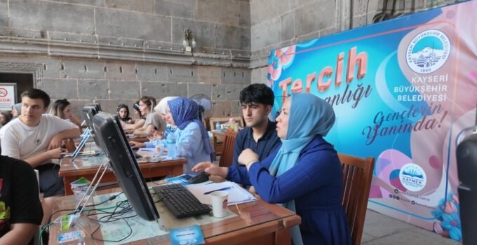 Büyükşehir’in ücretsiz YKS tercih danışmanlığına yoğun ilgi