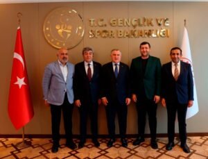 AK Parti ve MHP milletvekilleri ile Kayserispor yönetiminden Bakan Bak’a ziyaret