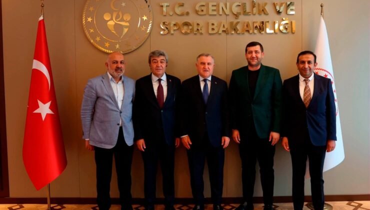 AK Parti ve MHP milletvekilleri ile Kayserispor yönetiminden Bakan Bak’a ziyaret
