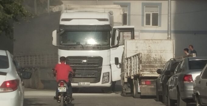 Seyir halindeki TIR’ın dorsesinde yangın