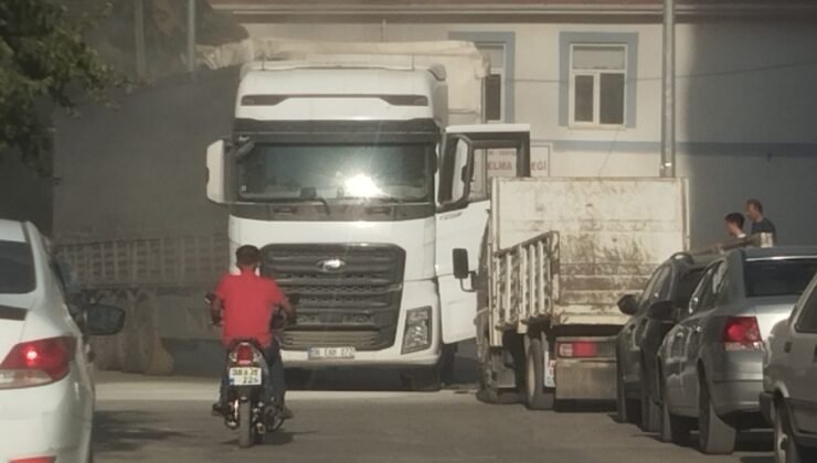 Seyir halindeki TIR’ın dorsesinde yangın