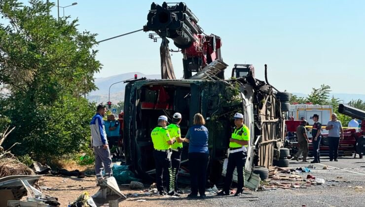 Kayseri’de yolcu otobüsü devrildi: 1 ölü, 23 yaralı