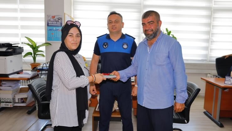 Cumhuriyet Meydanı’nda bulunan içi döviz dolu cüzdan sahibine teslim edildi