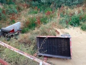 Arpa yüklü traktör köprüden düştü: 1 yaralı