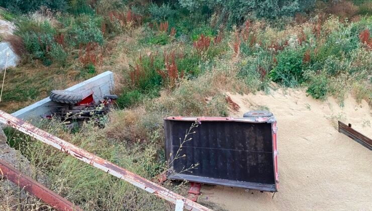Arpa yüklü traktör köprüden düştü: 1 yaralı