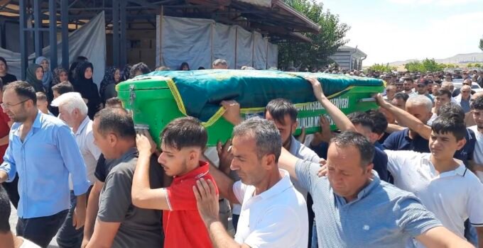 Antalya’da denizde boğulan Uğur Kaan, Kayseri’de toprağa verildi
