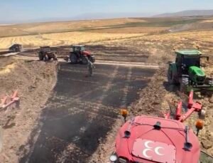 Bünyan’da anız yangınına çiftçiler traktörleriyle müdahale etti