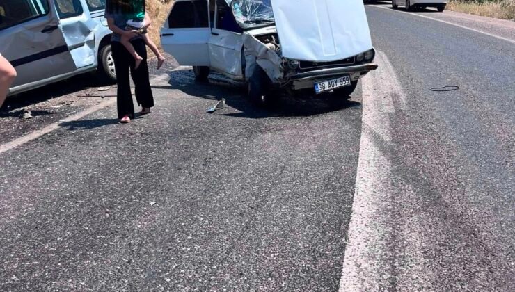 Yahyalı’da hafif ticari araç ile otomobil çarpıştı: 3 yaralı