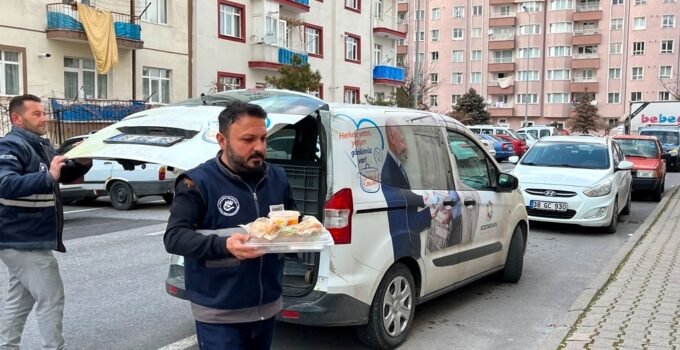 Kocasinan Belediyesi 229 vatandaşın evine sıcak yemek ulaştırıyor