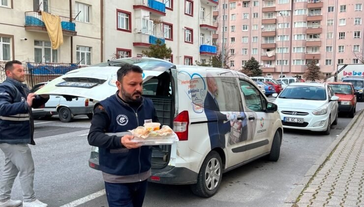 Kocasinan Belediyesi 229 vatandaşın evine sıcak yemek ulaştırıyor